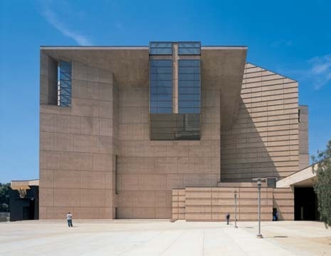 Moneo’s cathedral is an unmistakable presence on the freeway, But it also forms an edge to the downtown, defining a traditional ‘surface’ street