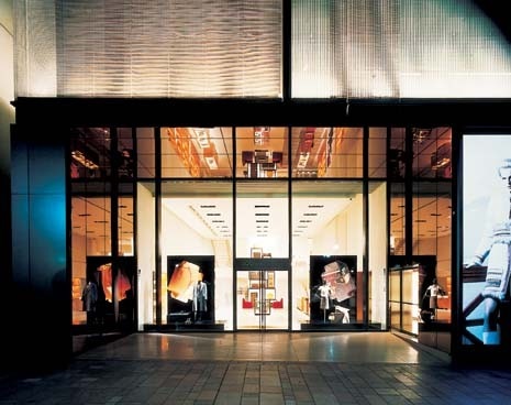 The solid volumes on which the building is based are sheathed in a woven metal mesh skin that veils the whole structure. The ambiguity between the solid and the transparent is accentuated by the play between mirrored and clear glass inside The solid volumes on which the building is based are sheathed in a woven metal mesh skin that veils the whole structure. The ambiguity between the solid and the transparent is accentuated by the play between mirrored and clear glass inside