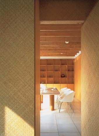 <b>Shigeru Ban</b>. Ban Furniture House experimented with the structural and expressive potential of laminated bamboo plywood
