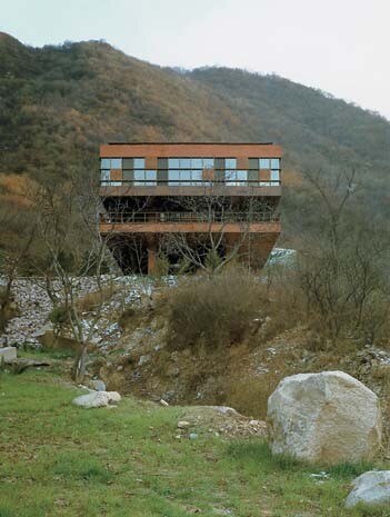 <b>Antonio Ochoa</b>. The cantilevered house is reached on a mezzanine level by an access ramp

