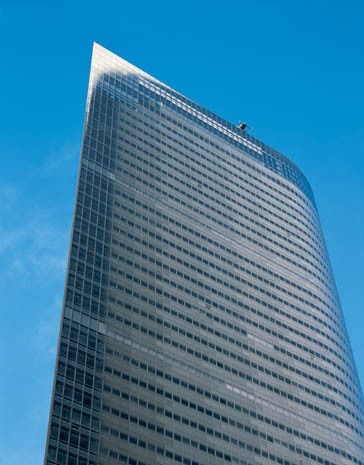 The atria press against the flat facade at the rear of the tower, while its interior facade is curved The atria press against the flat facade at the rear of the tower, while its interior facade is curved
