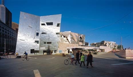 In a competition judged by Daniel Libeskind, among others, the previously unknown Lab Architecture studio from London was selected to carry out a large-scale redevelopment of railway land at the centre of Melbourne. In addition to spanning the tracks, Lab used an underlying fractal geometry to unite the individual buildings of the site
