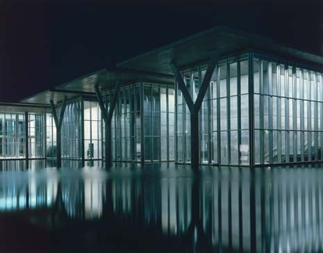 At night, from the courtyard, the building resembles a row of lanterns floating in the water