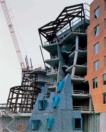 The Stata Center, one of the largest buildings on campus, is allocated to research and will soon be ready. Here Frank Gehry has brought off one of his signature combinations of mixed forms, in which parts in brick mingle with aluminium- and steel-clad volumes