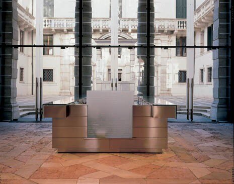 The ground floor hall is a public space, which a large glass wall connects fluidly to the entry courtyard