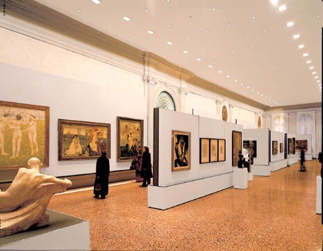 On the first floor a white stone line serves as the edge of the red marble floor, which stretches like a carpet, and marks the distance to be observed by visitors from the exhibits 