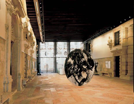 The connecting entrance hall (with the large Disc by Emilio Vedova in the foreground) gives access to the bookshop, the cafeteria (with small alcoves on the Grand Canal), and to a temporary exhibitions room as well as to the main exhibitions floor