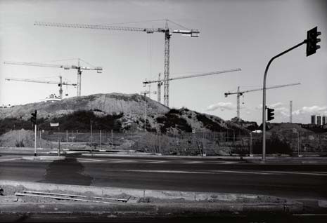 The PRU regeneration plan at Quarto Oggiaro includes residential towers and court buildings facing a central park skirted on one side by commercial buildings. Some of the park areas consist of land reclaimed from the refinery previously located here. Photo Marco Introini