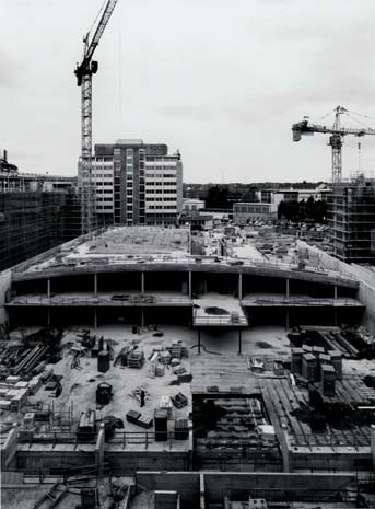 The new headquarters of the newspaper Il Sole 24 Ore in Milan entails the renovation and rebuilding of an existing building, opening onto Via Zavattari, after the demolition of one wing. The demolition of part of the building inside the court makes way for the construction of restaurants and other facilities 