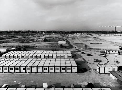 Milan’s huge new Trade Fair centre designed by Massimiliano Fuksas is being built on the site of a disused oil refinery at Rho-Pero. Together with the surviving pavilions of the original city centre trade fair, it will have a total capacity of 260,000 m2, one of the world’s largest. Work began in January on extending Milan’s subway to the site