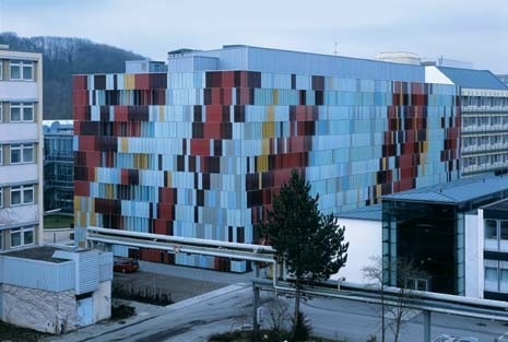 The 6,000 square metres specified in the laboratories, offices and technical brief are spread through a plain rectangular, seven-storey volume The 6,000 square metres specified in the laboratories, offices and technical brief are spread through a plain rectangular, seven-storey volume