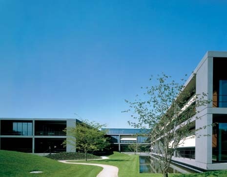 The structure has twelve sides. Lifted slightly off the ground, it is fragmented into three blocks, one of which serves as a central hinge