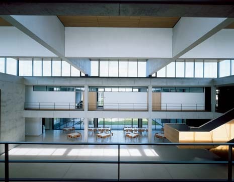 Both the entrance hall and the work spaces enjoy a generous spaciousness which create a civilised idea of daily work
