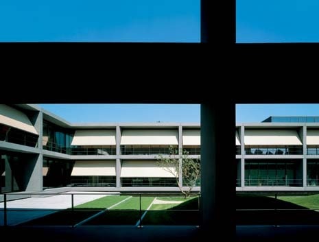 The ‘campus’ effect sought by Chipperfield in his modelling of spaces and communications between the inside and outside of his complex and in his creation of consequentiality between its different blocks produces a civilized idea of daily work