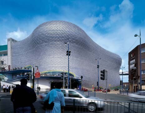 Ad attirare la curiosità dei passanti è la serie di finestre aperte sul piano strada, simili ad avvolgenti occhiali da sole. Il ponte disegnato da Future Systems collega l’edificio al vicino parcheggio