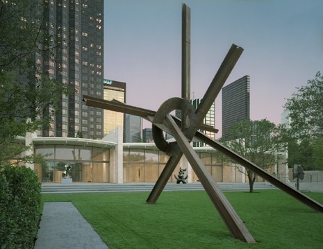 The garden covers 2000 square metres and has been designed, together with landscape architect, to hold 25 large sculptures at a time. Above,Nasher Sculpture Center with <i>Eviva Amore</i>,  (Mark di Suvero, 2001). Photography Tim Hursley 
