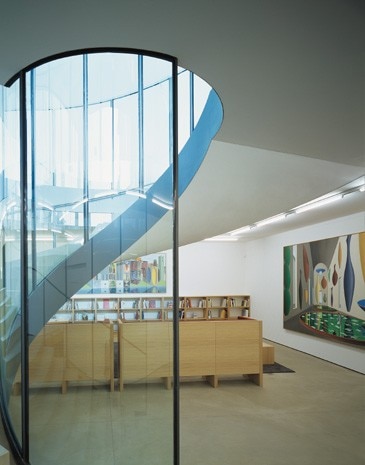 An example of the dialogue between old and new is seen in the monumental plastic volume of the spiral staircase, a citation of the existing one in the 1950s building. Photo Heinrich Helfenstein