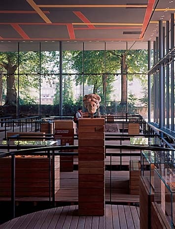 The coloured lines painted on the underside of the roof reflect the walls discovered during excavation