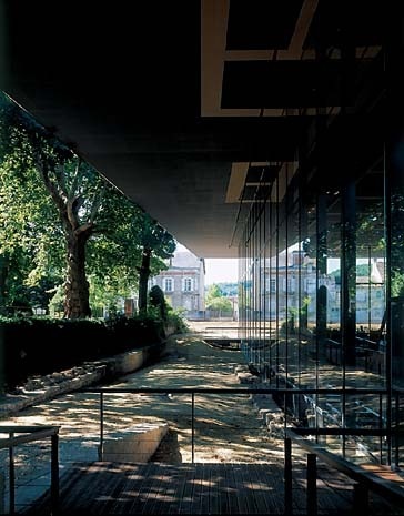 Two Roman town houses, built one on top of the other once stood here. Nouvel’s work presents their remains with reference to the archaeological process that unearthed them