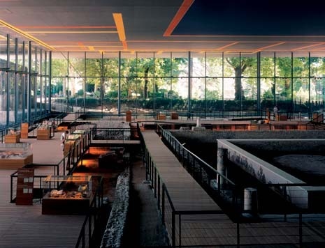 Red and yellow lines painted on the ceiling mirror the trace of the metre-high walls of the domus below