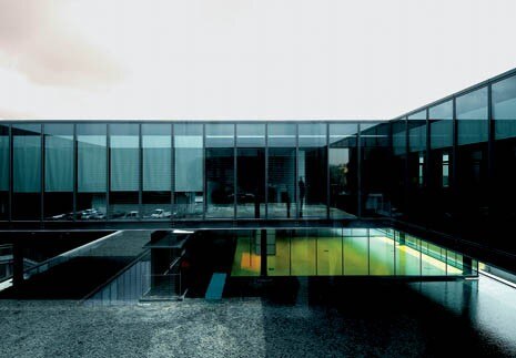 Shards of light, reflections, transparencies and misalignments combine to dematerialise the building’s form