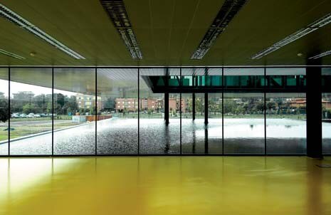 On the second level, continuous strip windows enclose the yellow room - a flexible space adaptable to different uses - thus framing the surrounding landscape