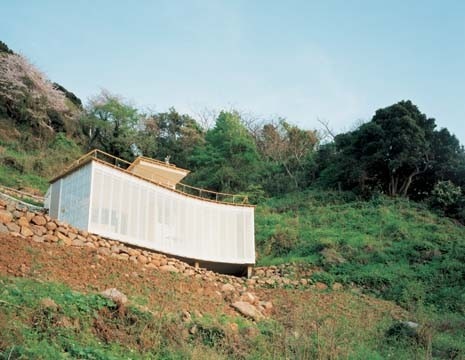 <b>Izu House</b>, Nishi-izu, Shizuoka Prefecture, Japan. The house stretches over 
a hill slope, applying nature's parameters 
to the full
