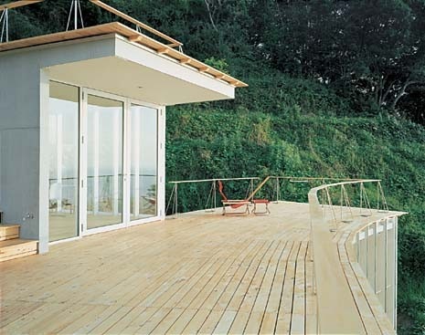 <b>Izu House</b>. The wooden slabs of the external surface forms a continuous trajectory along the hill