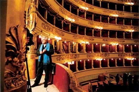 Mario Botta next to the restored boxes (© Silvia Lelli). 
The conservation work consisted of a series of specialist cleaning and reinforcement  work on the degraded areas. This included three zones: the threatre’s avant-corps with foyer and lobbies, the volume containing the large theatre hall, the so-called ex Casino Ricordi building
