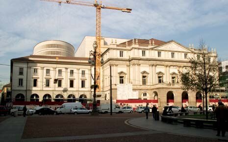 View of the “new” facade of La Scala showing the volumes designed by the Swiss architect (© Silvia Lelli) 