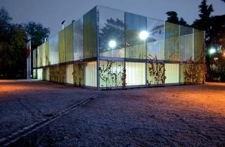 The architects drew on the historical landscape idiom of the Retiro Park, where high quality solutions are achieved by the simple use of grates and hedges 