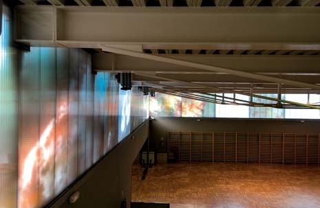 In the basement floor, the gymnasium receives light from the upper
translucent fascia, which also lets in shadows of the vegetation outside