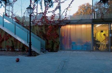 The grille enveloping the whole pavilion acts not only as a protection, but also as a support for the creepers that will with time cover the whole structure
