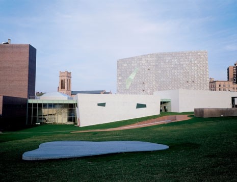 The low central wing, adjacent to the Sculpture Garden enlarged by Herzog & de Meuron, houses a series of utility rooms. From this inner court there is a view of the tower of St Mark’s Cathedral, a Hennepin Avenue landmark