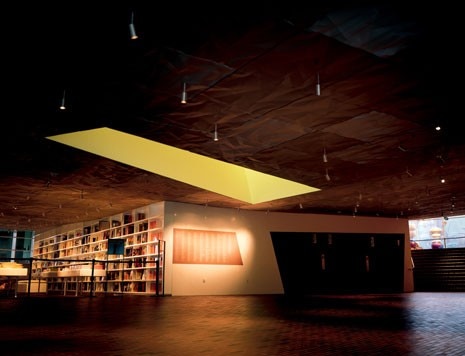 The museum’s spacious lobby with the expanded bookstore. The facade’s “crumpled” square aluminium panels were used as cladding for the ceiling