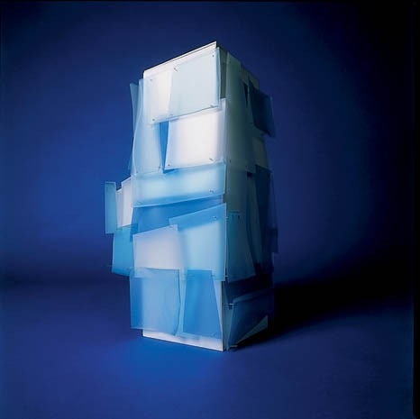 The screen-project, 2002. Entirely reflective glazed panels cover both the support structure and the lift compartment, neither necessarily circular in shape 