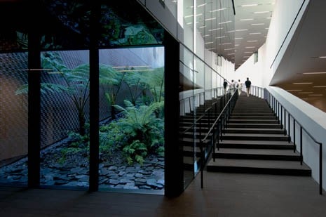 The greenery of the park trapped in the courtyards of the new complex presents itself to visitors as the final exhibition piece in the route around the gallery