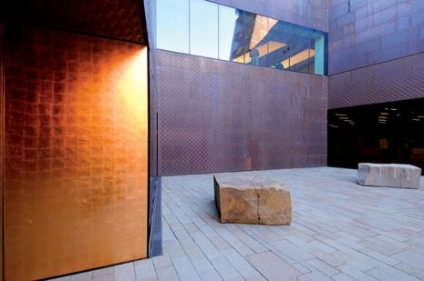 In the pentagonal courtyard, the stone blocks form part of the work Drawn Stone, commissioned by the San Francisco Fine Arts Museums to British artist Andy Goldsworthy for the de Young Museum. Gerhard Richter, Ed Ruscha, James Turrell and Kiki Smith were also invited to create site specific works for the new gallery