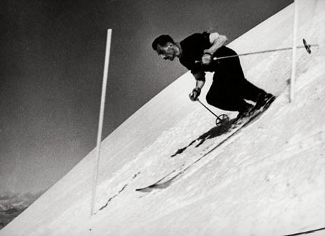 Carlo Mollino inherited his father Eugenio’s passion 
for skiing. A keen student of downhill racing techniques, 
he devoted a conspicuous series of photographs, drawings and photomontages to them, in which he tried to fix 
the positions of the human body in action