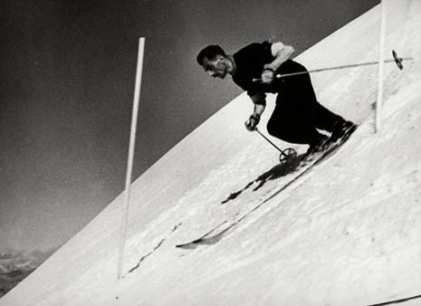 Carlo Mollino inherited his father Eugenio’s passion 
for skiing. A keen student of downhill racing techniques, 
he devoted a conspicuous series of photographs, drawings and photomontages to them, in which he tried to fix 
the positions of the human body in action