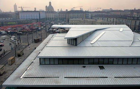 The metal roof continues the design that generated the space below, letting light 
in through vertical and horizontal glazed surfaces

