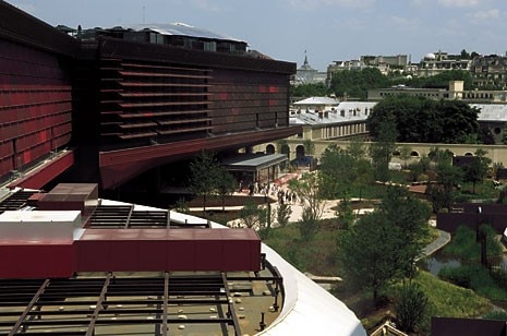 The wing of the main building, raised on pilotis, leans towards the inner garden, designed by the landscapist Gilles Clément and open to the public. The restaurant, situated on the terrace of the museum (left), is also directly accessible from the outside, as a homage to the city. The segment of building that opens with metal blades corresponds to the mediathèque zone reserved for researchers