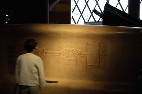 The whole of the museum’s main floor is marked by a multifunctional element, a 252-metre-long serpent clad in natural leather. This serves as a support for signage and multimedia equipment, and as seating (centre of photo). Both this unusual artisan ‘piece’, with its irregular forms, and all the showcases, each made to special designs, were produced by the company Unifor 