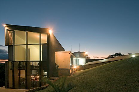 The house relates to the landscape through a broad veranda on the roof of the lower volume. A ‘sail’, formed by a metal fabric, accentuates the relation between interior and exterior, while affording shelter from the sun