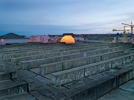 A geodetic
dome becomes a new urban
element in LIN’s design.
Positioned on the roof of the
bunker, it is used as a centre
for experimental art and
music
