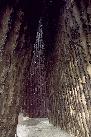 The 112 tree trunks that were
used for the wigwam-like
structure were taken from a
wood belonging to the client.
The trunks were then
positioned in a cone shape,
leaving an oculus at the top.
Concrete was poured onto
the wooden structure at the
rate of one level per day,
making 24 layers for a total
height of 12 metres.
At the end, the wood
formwork was burnt out

