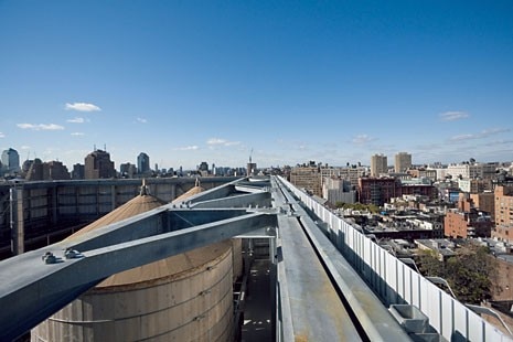 Tthe New
Museum rises up to around
52 m in the skyline of the
Bowery, standing as an
indelible mark in the urban
fabric of downtown
Manhattan

