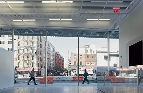 The first floor spaces (cafe,
exhibition gallery dedicated to
Marcia Tucker, bookshop and
delivery area) offer an
uninterrupted view to passersby
and are characterised by
extreme clarity
