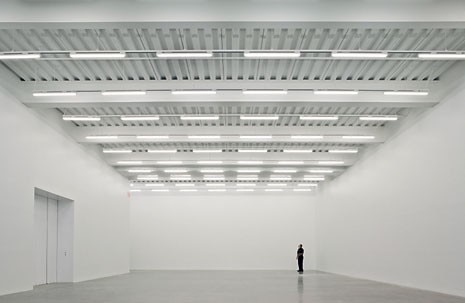 The large
exhibition galleries on the
second, third and fourth floors
are partially illuminated by roof
lights and are completely free
from columns 
