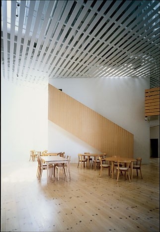 Most of the
community activities take
place in the interconnecting
spaces between the cubic
blocks